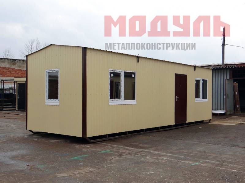 Дачный домик размером 9х3х3 м на лыжах состоит из прихожей, комнаты, кухни и санузла