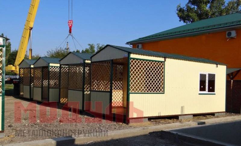 Домики для базы отдыха, утепленные размером 7х3х3 м, состоят из прихожей, санузла, комнаты и веранды