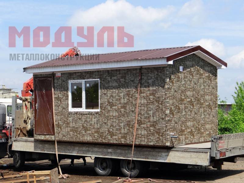 Домик для рыбаков и охотников размером 6х3,5х3 м утепленный, с санузлом и встроенной кухней