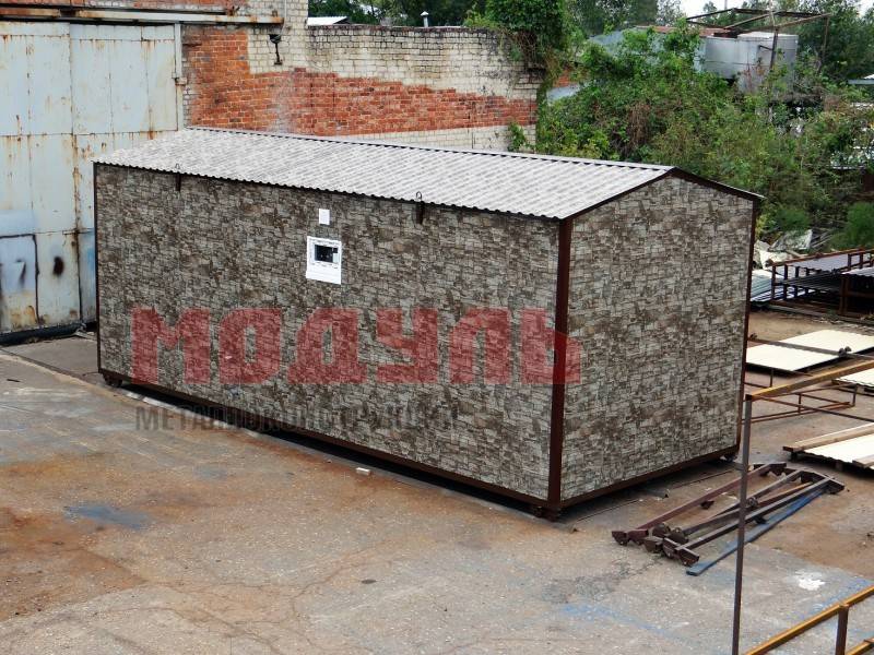 Садовый домик размером 8х3х3 м, отделка снаружи из металлопрофиля под дикий камень