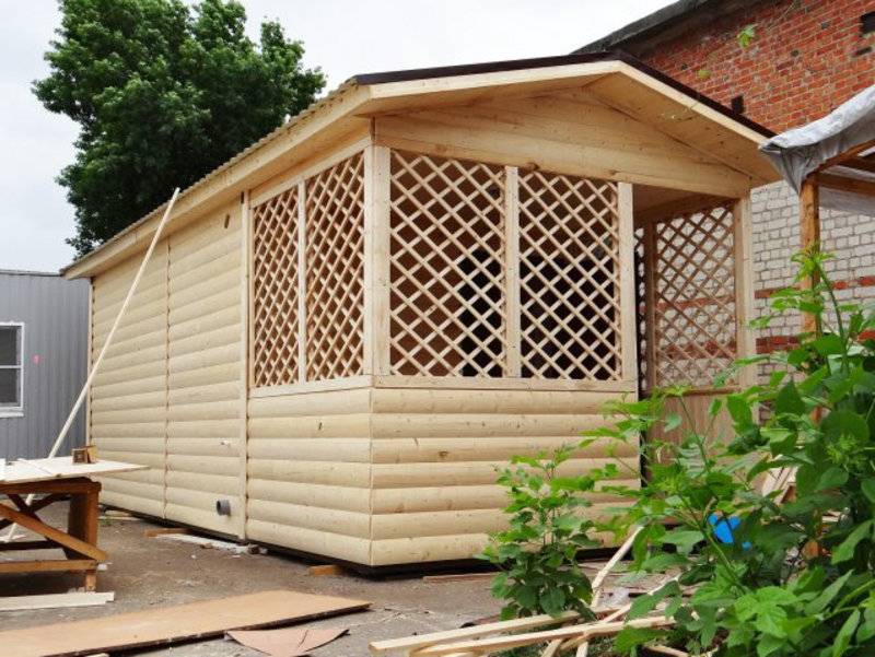 Садовый домик размером 7х3х3 м, утепленный, поделен на комнату, кухню и веранду