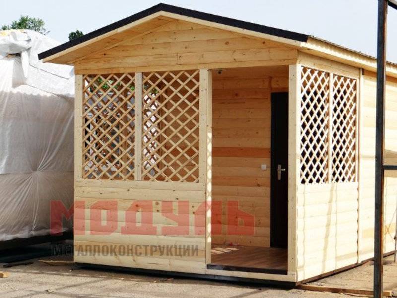 Садовый домик утепленный размером 6х3х3 м поделен на веранду и комнату