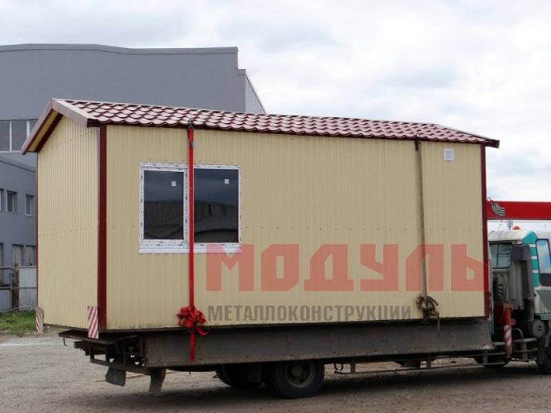 Садовый домик размером 6х3х3 м, поделен на прихожую и комнату