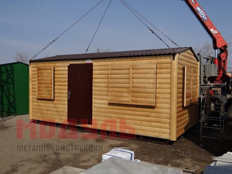 Садовый домик размером 6х3х3 м, отделка снаружи деревянный сайдинг под бревно, поделен на две комнаты и прихожую