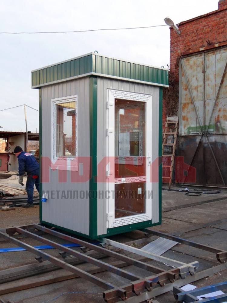 Пост охраны размером 1,5х1,5х2,7 м, утепленный с окнами на все стороны (A2720)