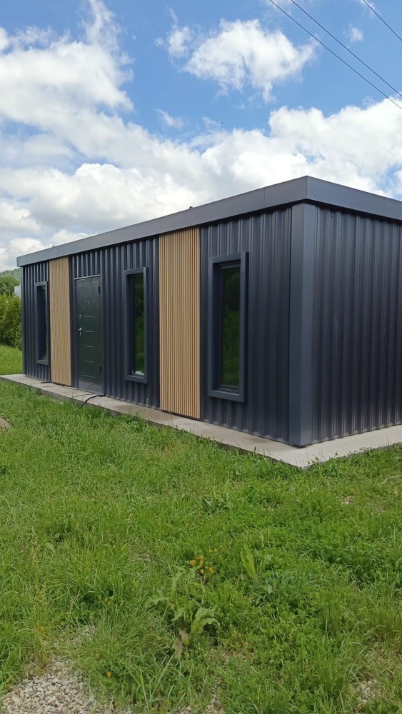 Дачный дом размером 9х3х3 м на базе блок-контейнера морского